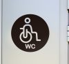 Tolószékes WC helység matrica