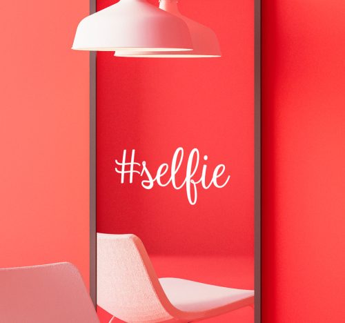 Selfie felirat tükörre